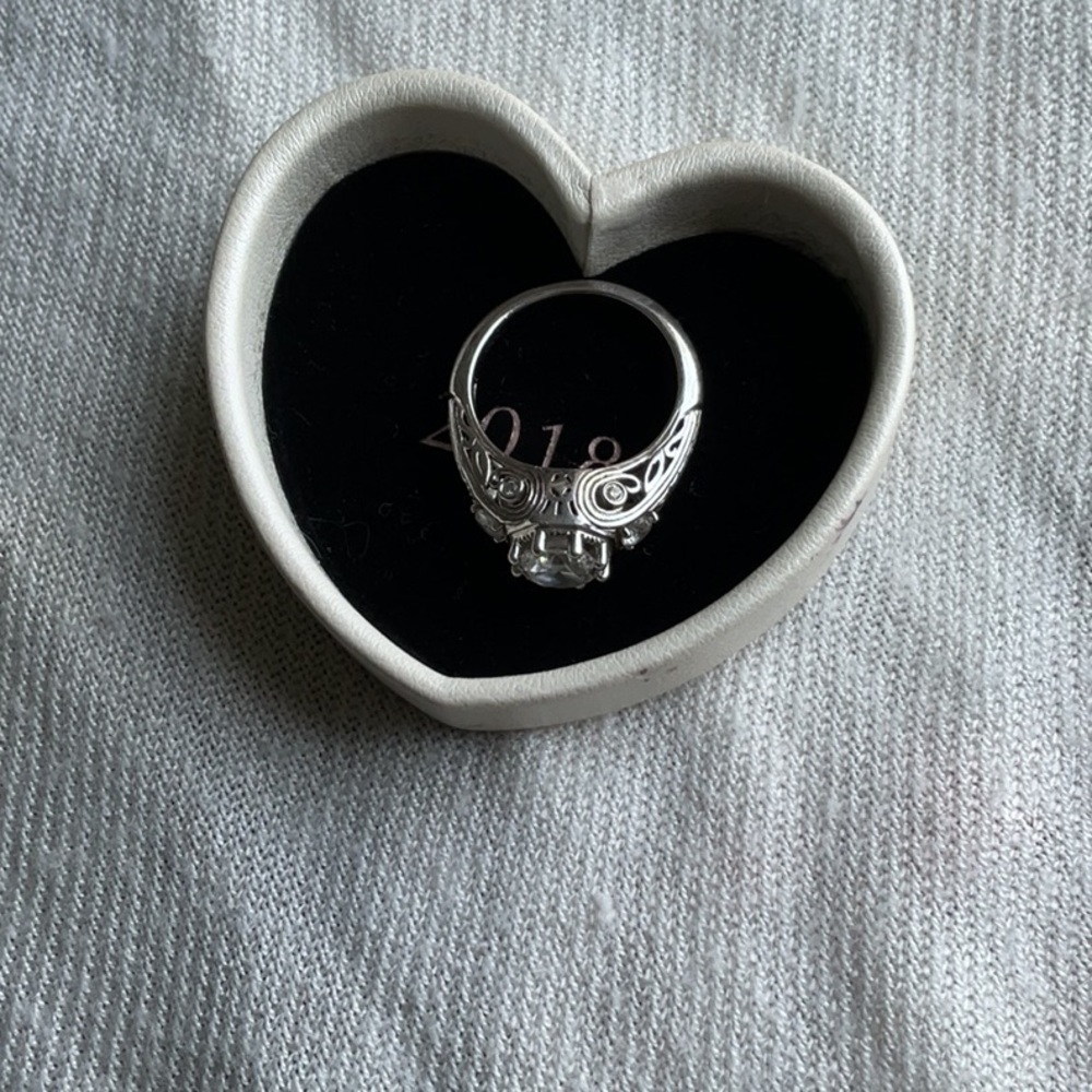 Beautiful sterling silver and CZ vintage style ring